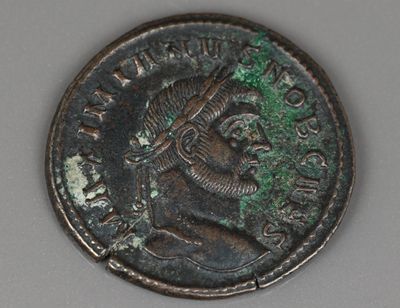 une vieille pièce de monnaie sur laquelle figure l'image d'un homme