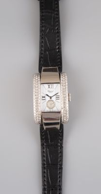 une image d'un gros plan d'une montre-bracelet sur une surface blanche