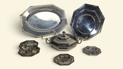 beaucoup d'objets en argent posés sur la table