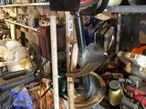 une pièce remplie d'outils de toutes sortes, rangés sur des étagères