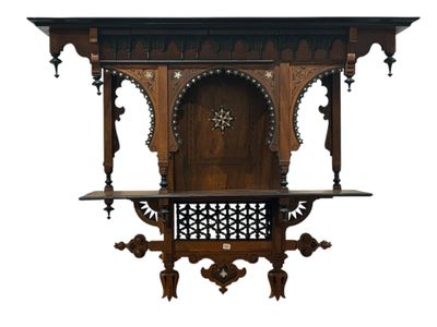 une étagère en bois sur laquelle est posée une horloge