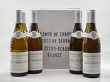 trois bouteilles de vin posées les unes à côté des autres devant une boîte