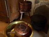 une casserole et une poêle posées sur une table dans une pièce