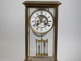 une horloge en or posée sur une table