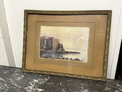 une vieille photo d'une photo représentant un château, posée sur une table