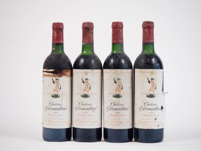 trois bouteilles de vin sont alignées sur une surface blanche