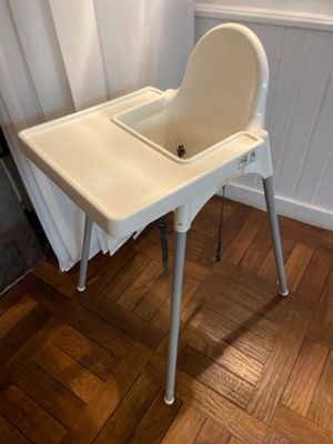 a white high chair with a sink in the middle of the room
