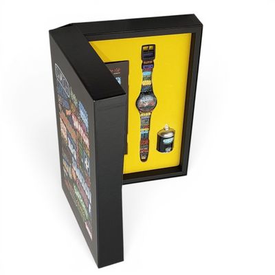 une photo d'une montre dans un coffret noir