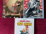 trois bandes dessinées posées sur un tapis rouge, avec un fond rouge