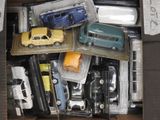 une boîte remplie de petites voitures et d'autres petites voitures