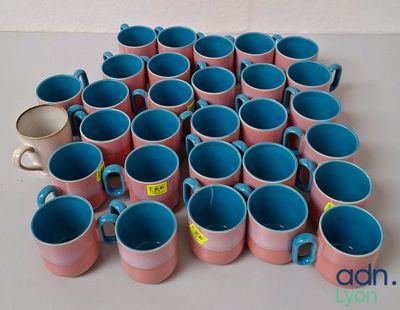 toutes ces tasses à café posées sur la table
