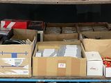 un chariot sur lequel sont empilées de nombreuses boîtes