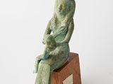 statue d'une femme assise sur un bloc de bois, sur fond blanc