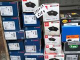 Plusieurs cartons sont empilés les uns sur les autres dans un garage.