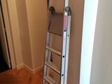 une échelle adossée au mur d'une pièce