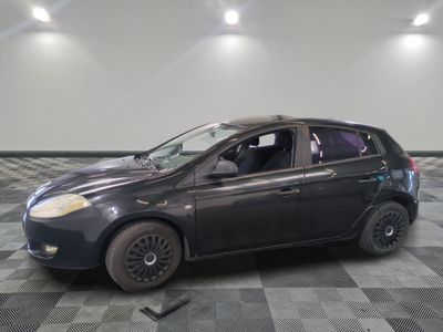 la photo d'une petite voiture noire garée sur un sol en damier