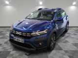 la voiture bleue est garée sur un sol en damier dans le garage