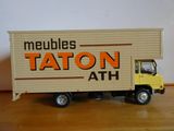 un camion jouet posé sur une table