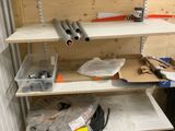 une étagère sur laquelle sont posés de nombreux outils différents
