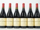 six bouteilles de vin rouge sont alignées
