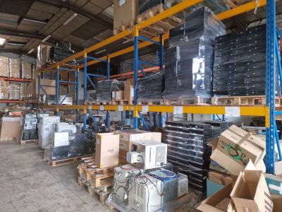 un grand entrepôt rempli de boîtes et de cartons