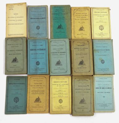 plusieurs vieux livres sont empilés sur une surface blanche