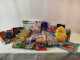 une table sur laquelle sont posés tout un tas de jouets et de livres