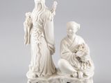 statue représentant un homme et une femme avec un enfant, assis sur un rocher