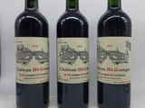 trois bouteilles de vin rouge posées côte à côte sur une table