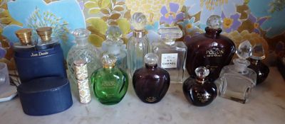 de nombreux types différents de flacons de parfum sur le comptoir