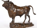 statue en bronze représentant un taureau debout sur un rocher, sur fond blanc