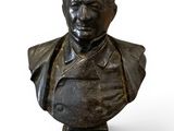 statue représentant le buste d'un homme en uniforme militaire