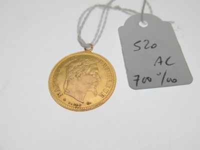 un gros plan d'une pièce de monnaie à laquelle est accrochée une étiquette de prix