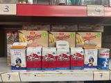 de nombreuses briques de lait sur une étagère dans un magasin