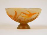 un saladier en verre orné de motifs orange et blancs