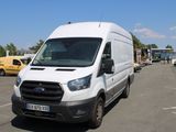 une camionnette blanche garée dans un parking