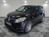 la photo d'une petite voiture noire garée dans un garage