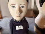 deux figurines représentant une femme, sur lesquelles est apposé un badge nominatif