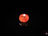 une pomme rouge qui brille dans le noir