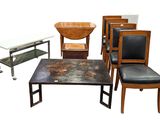 de nombreuses chaises et tables différentes disposées ensemble