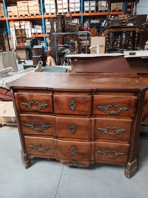 une commode qui comporte de nombreux tiroirs