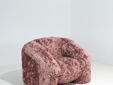 une chaise rose posée sur une surface blanche