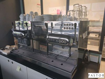 une photo d'une machine à café dans un café