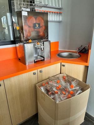 une caisse d'oranges dans une cuisine, à côté d'un évier