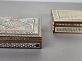 deux petites boîtes posées l'une à côté de l'autre sur une table