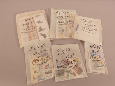 quatre enveloppes portant des inscriptions en japonais, posées sur une table