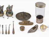 un grand nombre d'objets posés sur une table