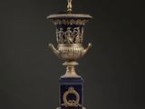 une urne ancienne bleue et dorée ornée de figures