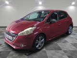 la photo d'une voiture rouge garée dans un garage
