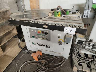 une machine posée sur une table dans une pièce